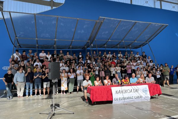 UEMAko udaletako 125 alkate eta hautetsik Auzitegi Konstituzionalaren epaia salatu dute, eta adierazi dute euskaraz jarraituko dutela lanean